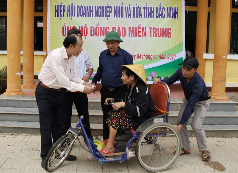 Hiệp hội Doanh nghiệp nhỏ và vừa Bắc Ninh chia sẻ khó khăn với người dân vùng lũ