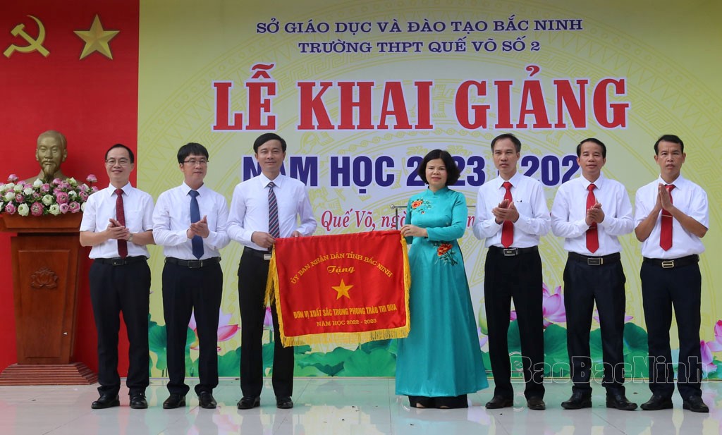 Chủ tịch UBND tỉnh Nguyễn Hương Giang dự lễ khai giảng tại Trường THPT Quế Võ số 2